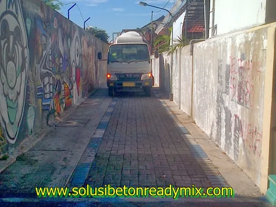 Truk beton minimix untuk cor di gang perumahan sempit