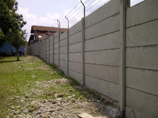 Harga pagar beton precast tiang dan papan PT. Mitra Kontraktor Bangunan