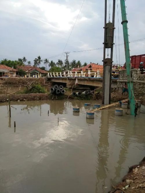 Alat pancang tripod sedang memancang spun pile