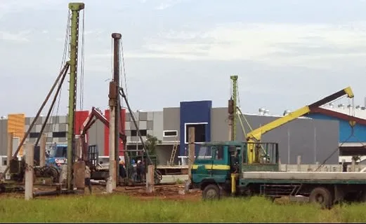 Drop hammer saat memancang tiang pancang mini pile