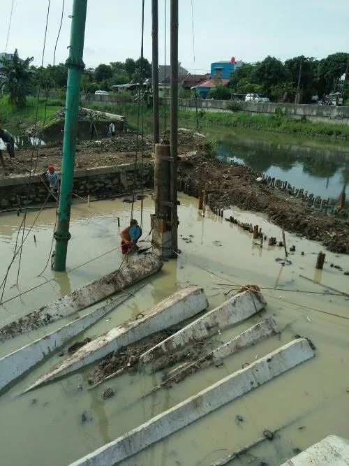 Pemancangan mini pile memakai labrang