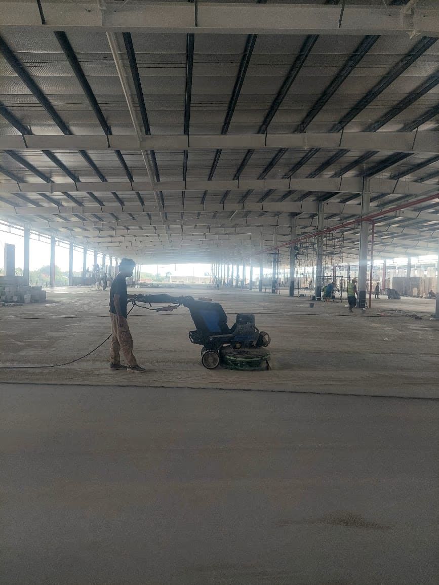 Hasil epoxy lantai gudang mengkilap setelah curing