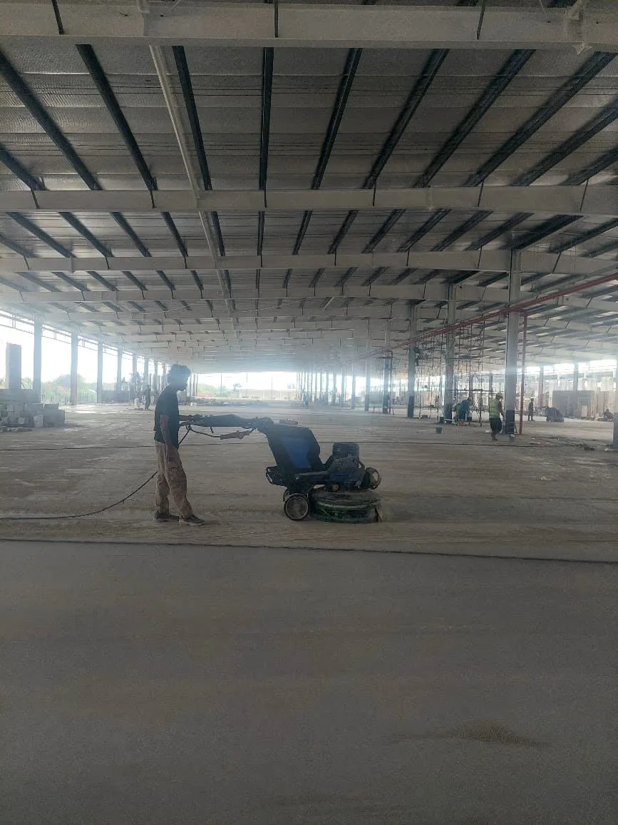 Hasil epoxy lantai gudang mengkilap setelah curing