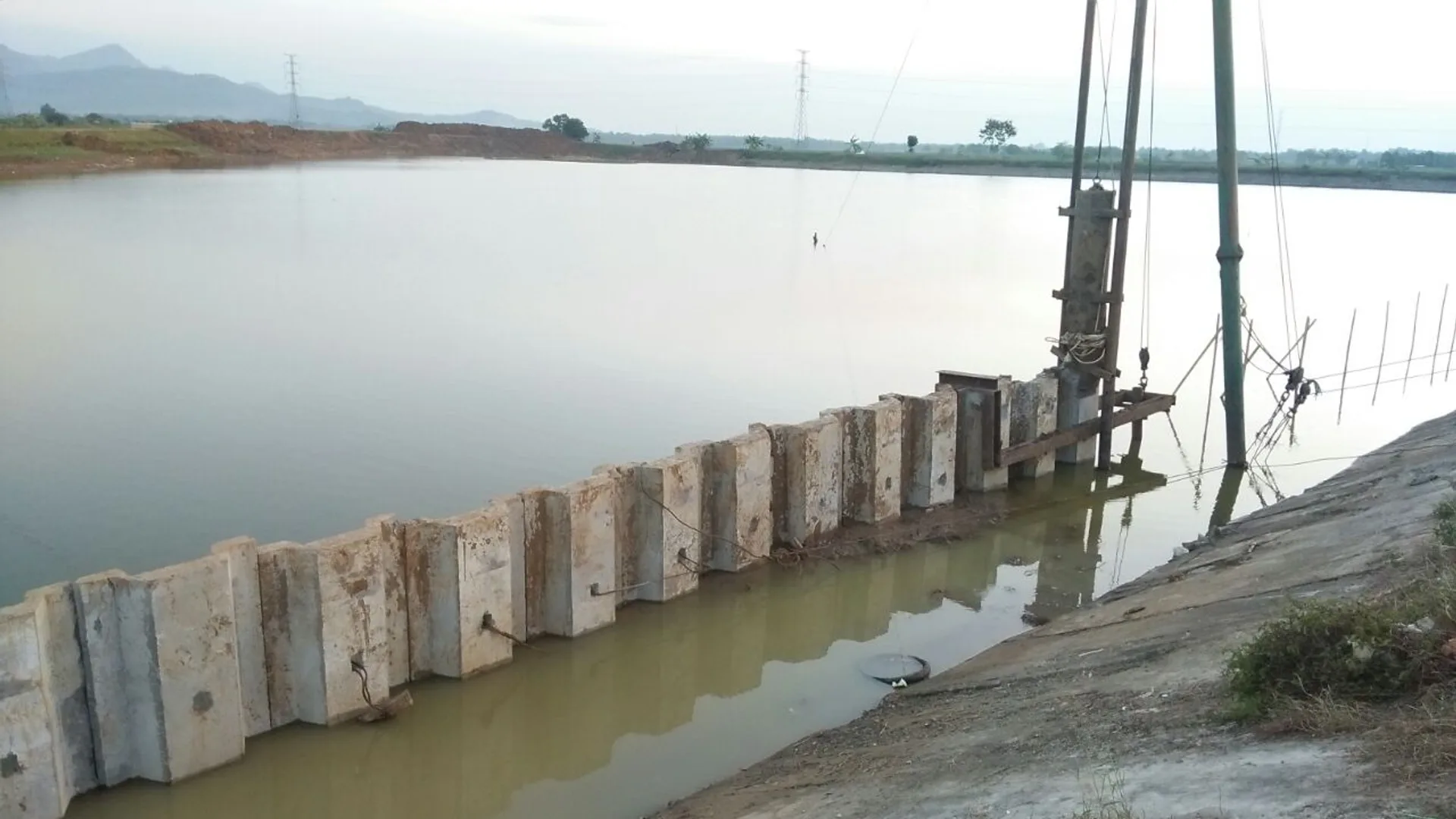 Sheet pile beton di pekerjaan bantaran sungai